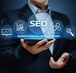 Man mit Icons wie Seo rund um webseiten erstellung