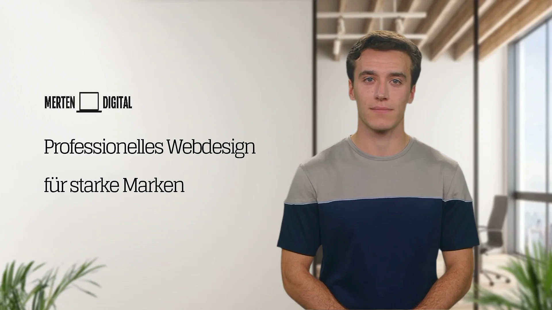 Ein junger Mann steht vor einem hellen Hintergrund neben dem Logo Merten Digital und dem Text Professionelles Webdesign für starke Marken.